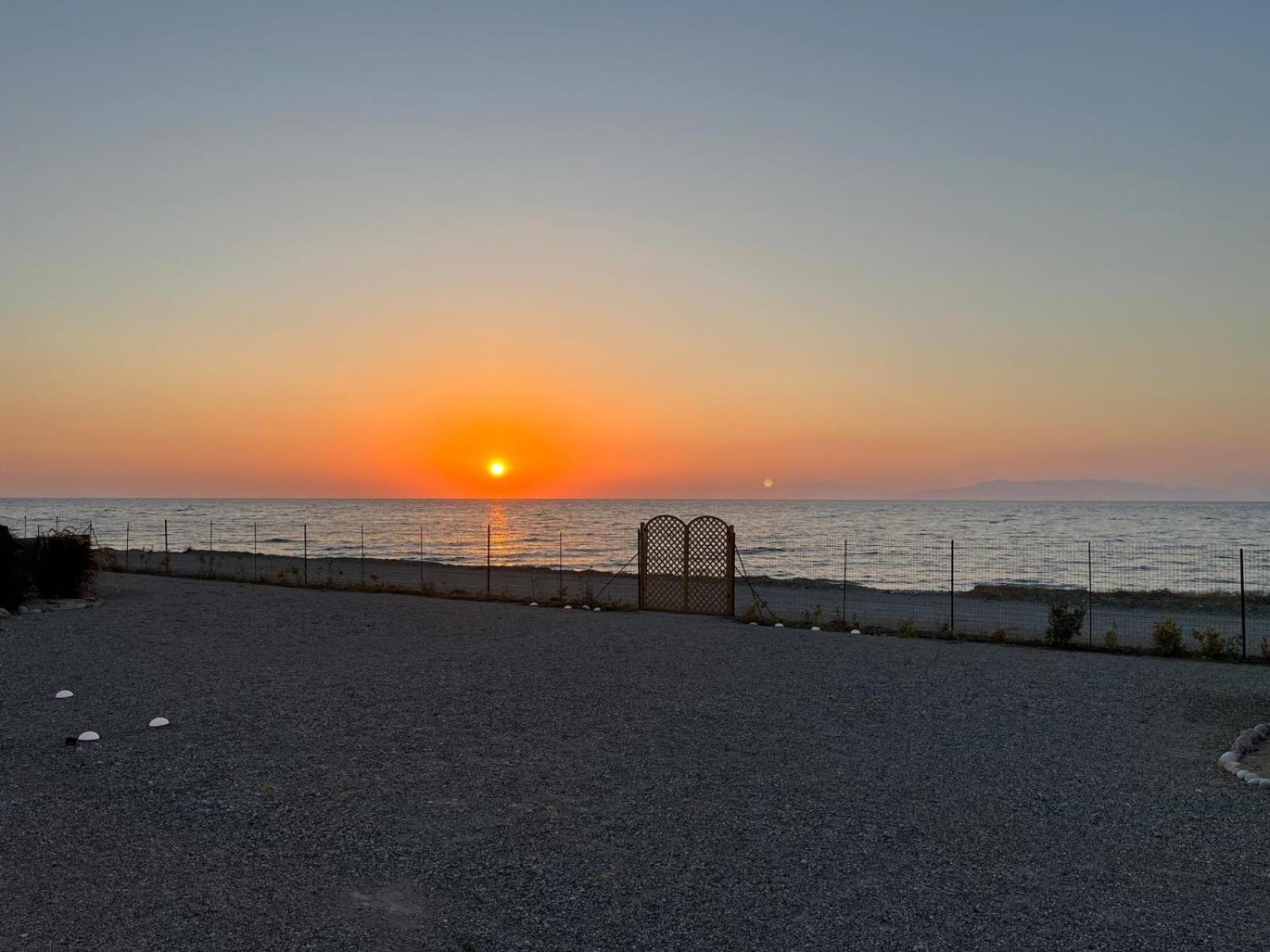 Lambou Beach Sunset Soroni Экстерьер фото